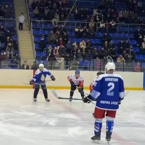 В эти минуты в Иркутске начался финальный матч по хоккею