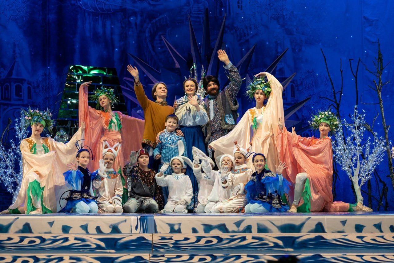 Новый год – самый сказочный и чарующий праздник, когда даже взрослые начинают верить в чудеса Новый год – самый сказочный и чарующий праздник, когда даже взрослые начинают верить в чудеса