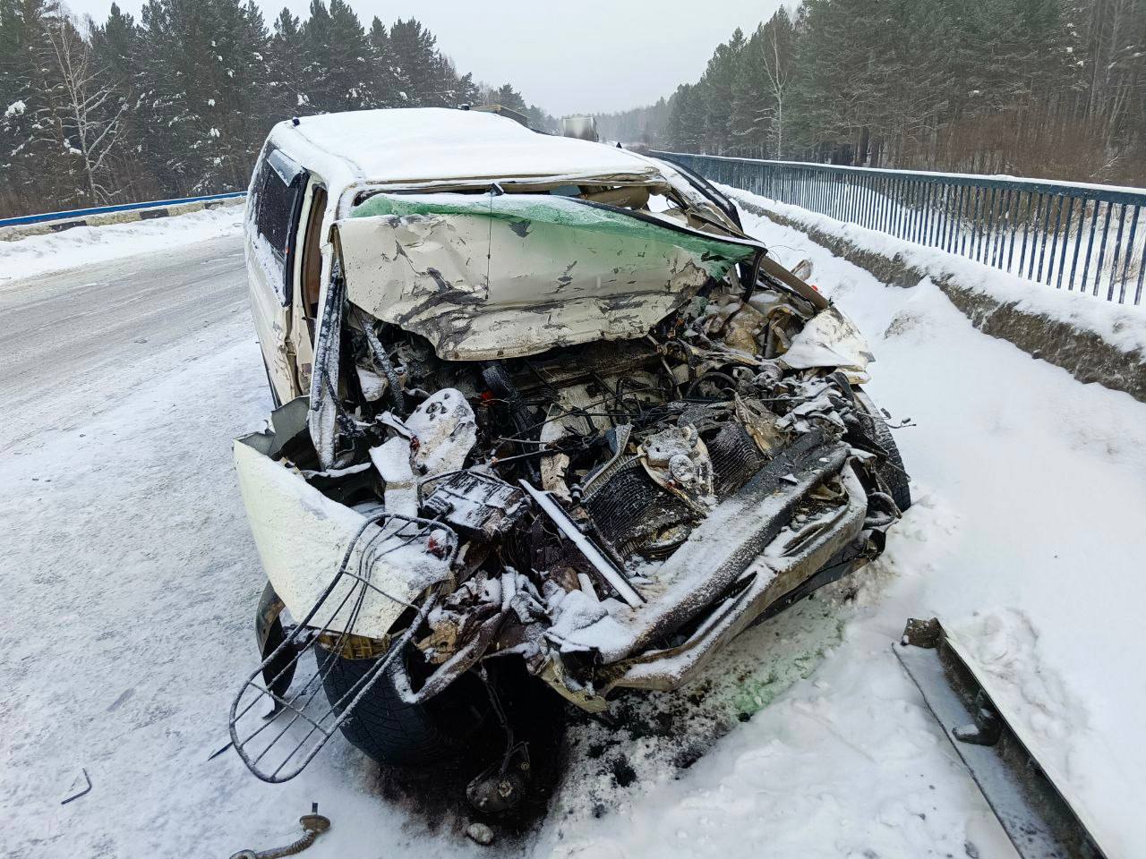 В Тайшетском округе сотрудники Госавтоинспекции проводят проверку по факту ДТП с тремя автомобилями и пострадавшим В Тайшетском округе сотрудники Госавтоинспекции проводят проверку по факту ДТП с тремя автомобилями и пострадавшим