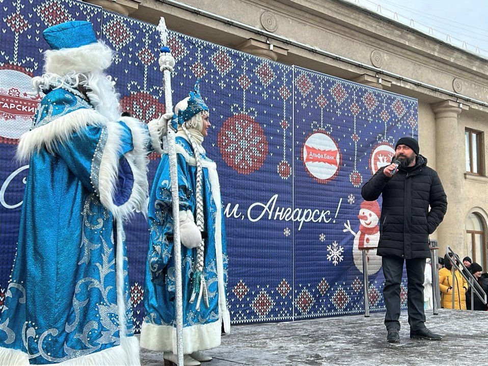 Почти 200 жителей Ангарского округа приняли участие в параде Дедов Морозов Почти 200 жителей Ангарского округа приняли участие в параде Дедов Морозов