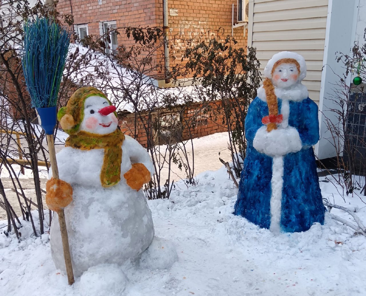 Недавно мы рассказывали про чудесного Дедушку Мороза из снега, который украсил двор возле дома № 249 в микрорайоне Байкальский Недавно мы рассказывали про чудесного Дедушку Мороза из снега, который украсил двор возле дома № 249 в микрорайоне Байкальский