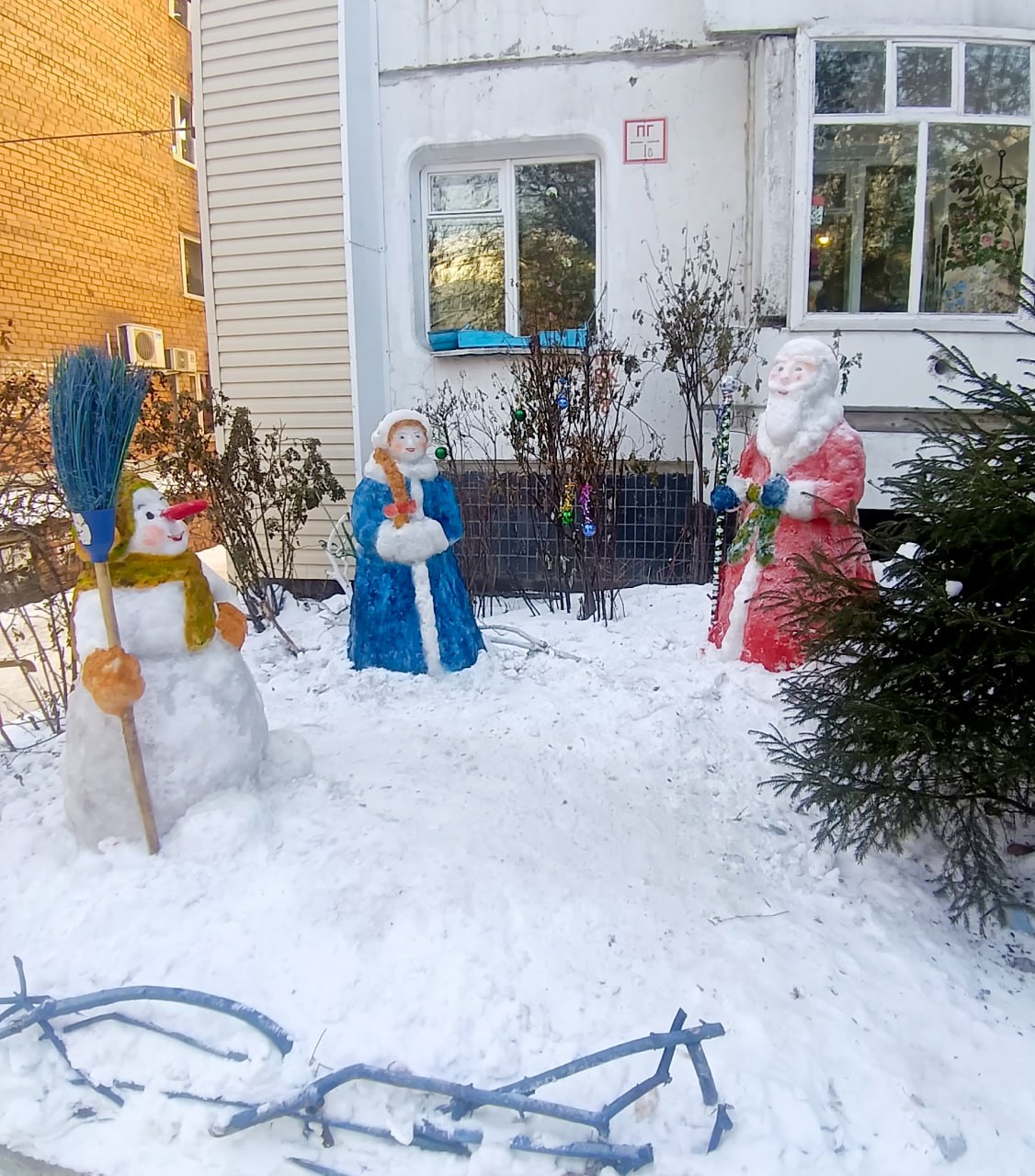 Недавно мы рассказывали про чудесного Дедушку Мороза из снега, который украсил двор возле дома № 249 в микрорайоне Байкальский
