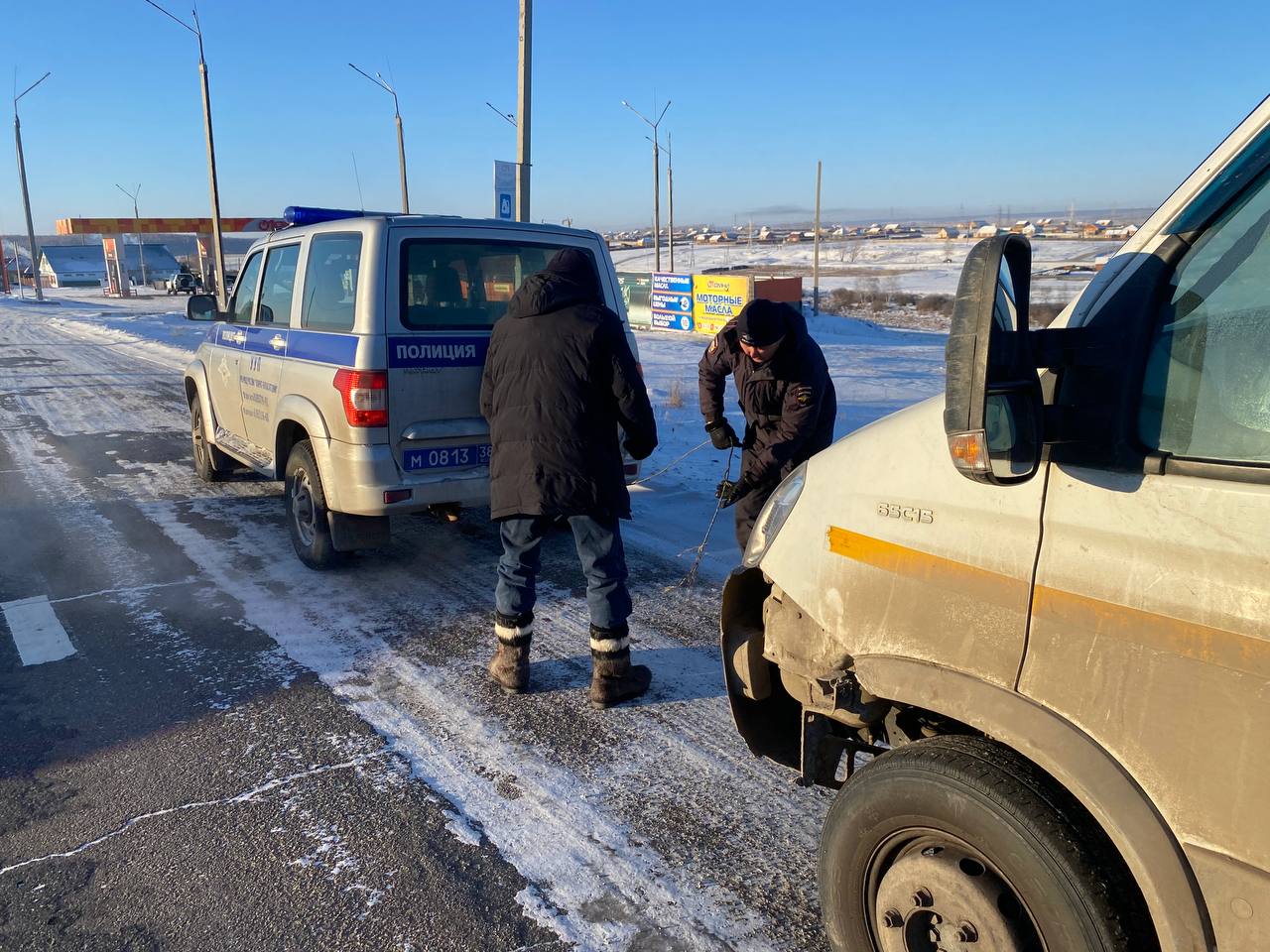В 40-градусный мороз: Баяндаевские полицейские спасли водителя, оказавшегося в ледяной ловушке на трассе В 40-градусный мороз: Баяндаевские полицейские спасли водителя, оказавшегося в ледяной ловушке на трассе