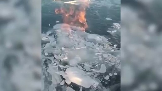 Удивительную химическую реакцию сняли очевидцы на льду Байкала