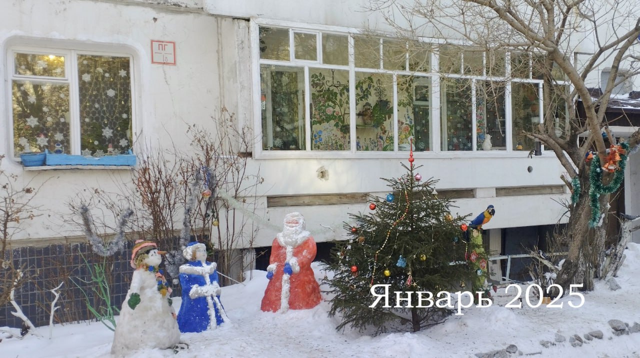 Недавно мы рассказывали про чудесного Дедушку Мороза из снега, который украсил двор возле дома № 249 в микрорайоне Байкальский Недавно мы рассказывали про чудесного Дедушку Мороза из снега, который украсил двор возле дома № 249 в микрорайоне Байкальский