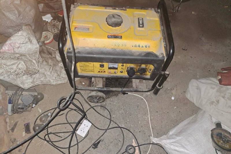 Пока дети гостили у брата, в доме случилось страшное: родители и младший ребёнок погибли, пытаясь согреться