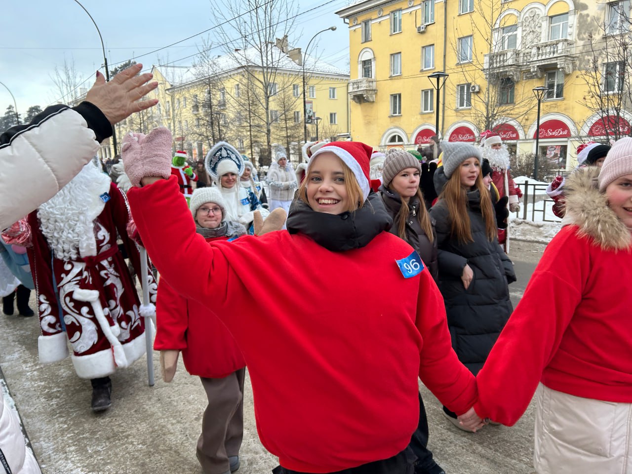 Почти 200 жителей Ангарского округа приняли участие в параде Дедов Морозов Почти 200 жителей Ангарского округа приняли участие в параде Дедов Морозов