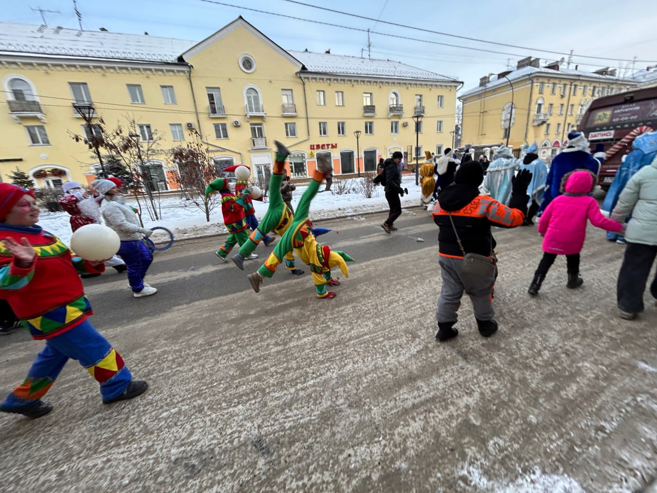 Почти 200 жителей Ангарского округа приняли участие в параде Дедов Морозов Почти 200 жителей Ангарского округа приняли участие в параде Дедов Морозов
