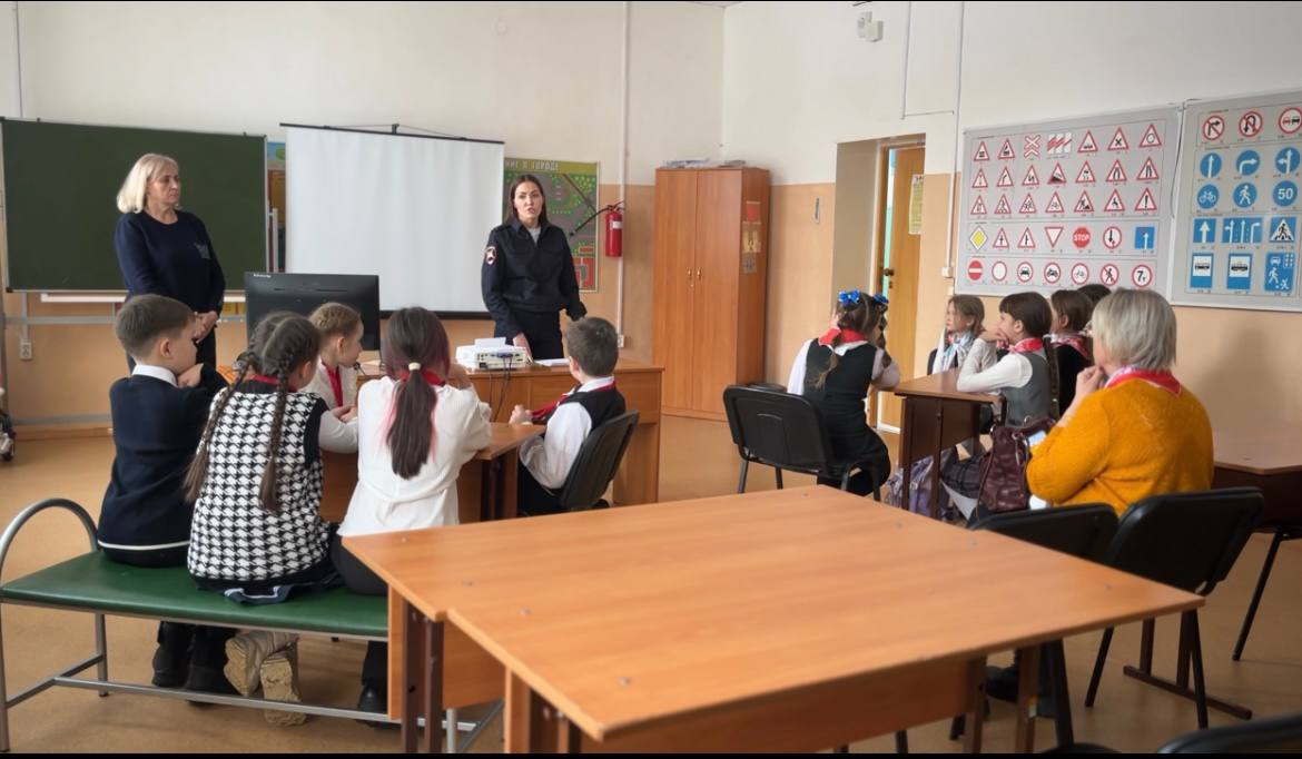 Госавтоинспекторы познакомили школьников с профессией инспектора ДПС Госавтоинспекторы познакомили школьников с профессией инспектора ДПС
