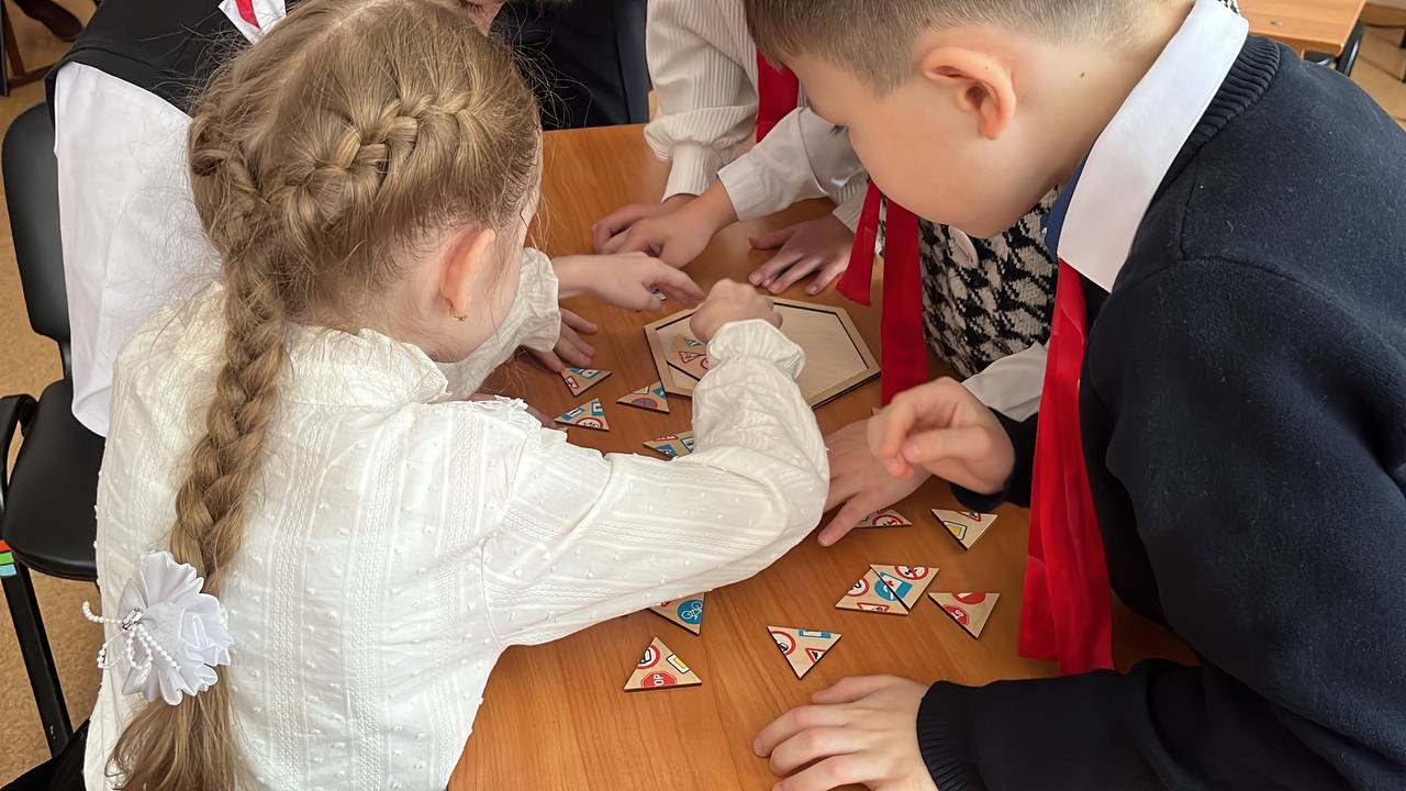 Госавтоинспекторы познакомили школьников с профессией инспектора ДПС Госавтоинспекторы познакомили школьников с профессией инспектора ДПС