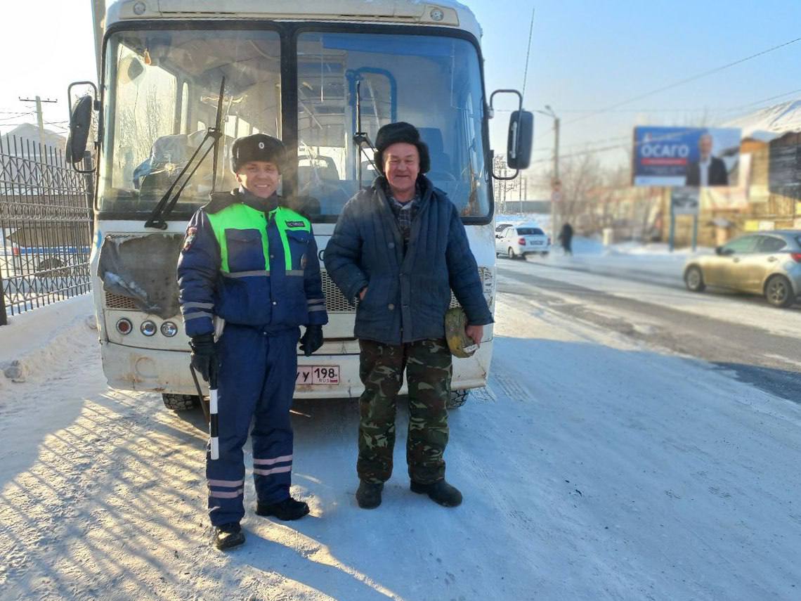 В Иркутской области сотрудники ДПС пришли на помощь водителю «замерзшего» автобуса В Иркутской области сотрудники ДПС пришли на помощь водителю «замерзшего» автобуса