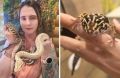 «Хотела, как Маугли!»: женщина живет в доме с 7 питонами, удавом и ящерицами