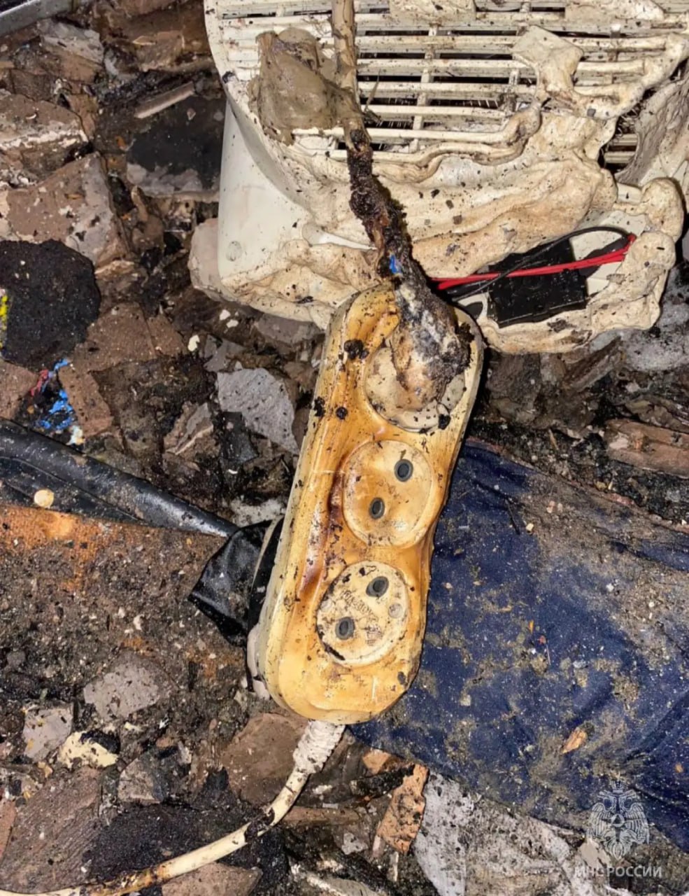 Загорелась квартира, расположенная на первом этаже двухэтажного многоквартирного дома в квартале Водников в Киренске Загорелась квартира, расположенная на первом этаже двухэтажного многоквартирного дома в квартале Водников в Киренске