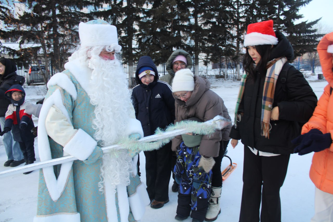 В Усть-Ордынском открыли главную ёлку на центральной площади