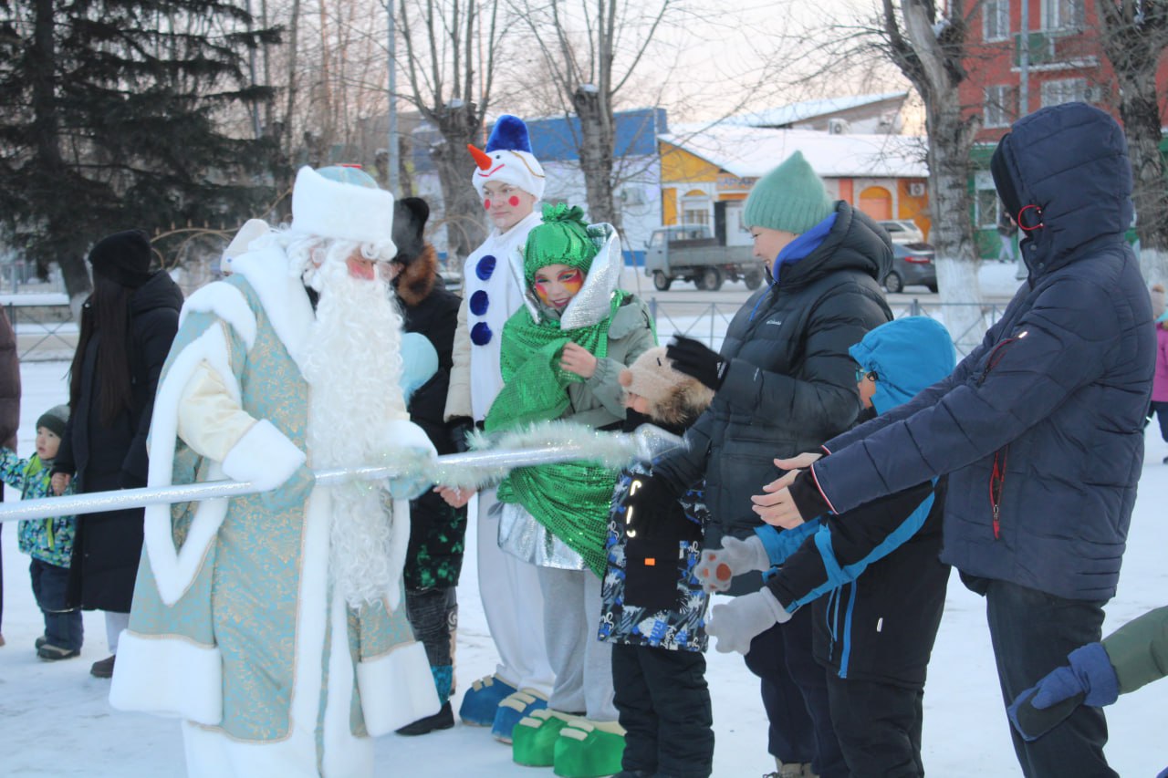 В Усть-Ордынском открыли главную ёлку на центральной площади В Усть-Ордынском открыли главную ёлку на центральной площади