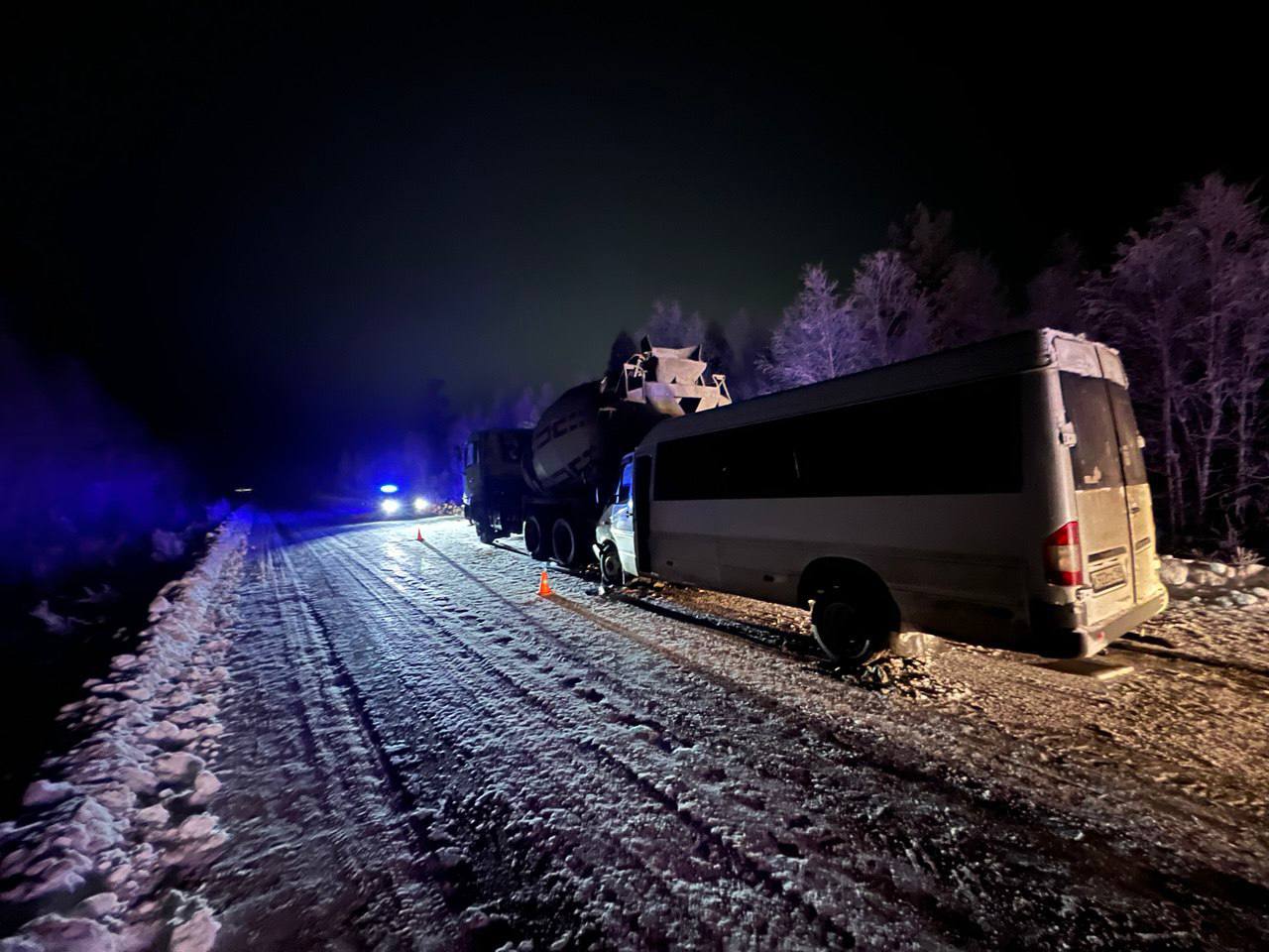 11 человек пострадали в ДТП с участием микроавтобуса и бетономешалки на трассе в Иркутской области, сообщает ГУ МВД реиона
