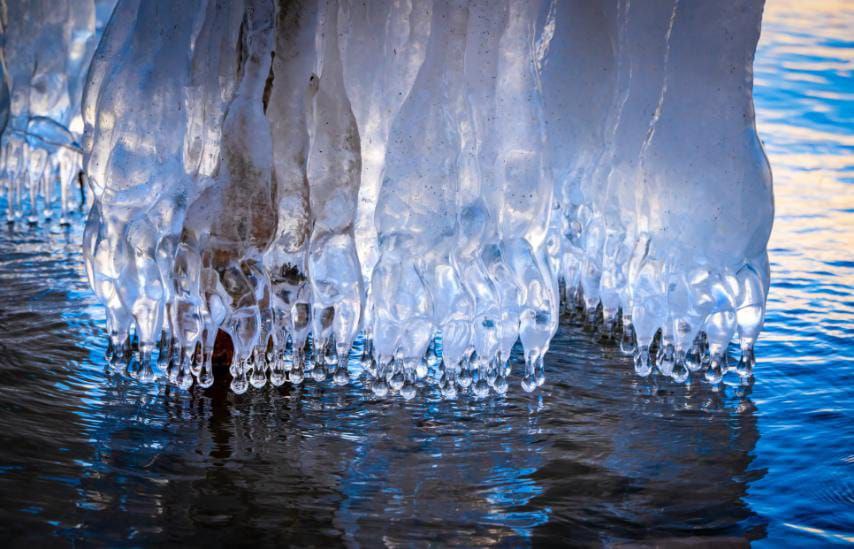 Байкал прекрасен в любое время года, а его берега только тронул лед Байкал прекрасен в любое время года, а его берега только тронул лед