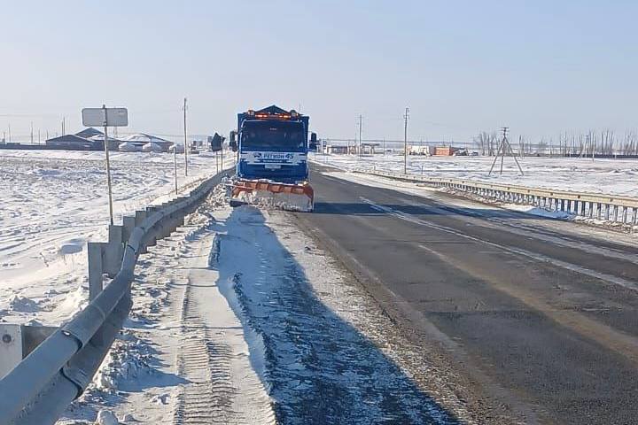 В южных районах Иркутской области дорожные службы ведут активную работу по расчистке и обработке трасс В южных районах Иркутской области дорожные службы ведут активную работу по расчистке и обработке трасс