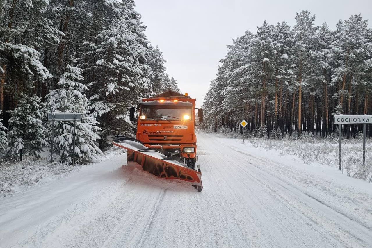 В южных районах Иркутской области дорожные службы ведут активную работу по расчистке и обработке трасс
