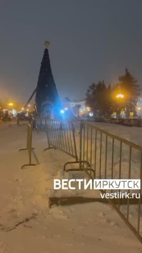 Покосилась главная новогодняя ёлка Иркутска на сквере имени Кирова