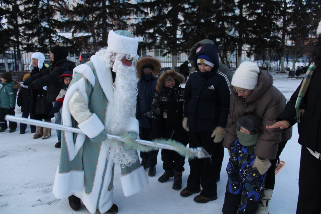 В Усть-Ордынском открыли главную ёлку на центральной площади В Усть-Ордынском открыли главную ёлку на центральной площади