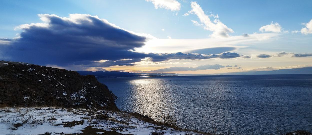 Байкал прекрасен в любое время года, а его берега только тронул лед Байкал прекрасен в любое время года, а его берега только тронул лед