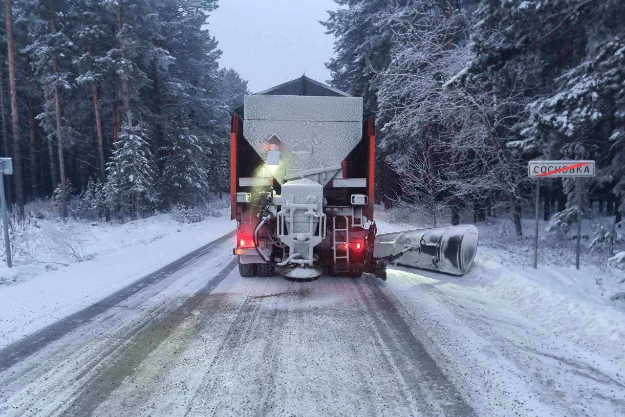 В южных районах Иркутской области дорожные службы ведут активную работу по расчистке и обработке трасс В южных районах Иркутской области дорожные службы ведут активную работу по расчистке и обработке трасс