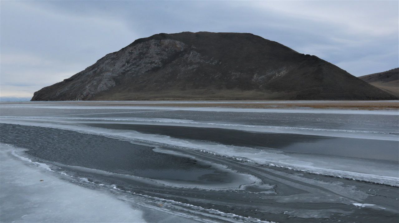 Байкал прекрасен в любое время года, а его берега только тронул лед Байкал прекрасен в любое время года, а его берега только тронул лед