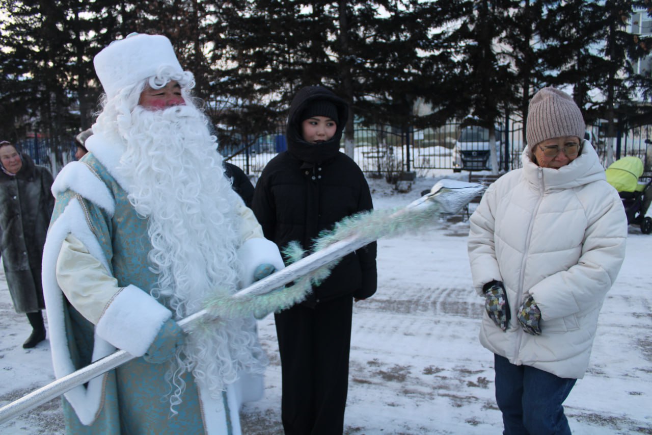 В Усть-Ордынском открыли главную ёлку на центральной площади В Усть-Ордынском открыли главную ёлку на центральной площади