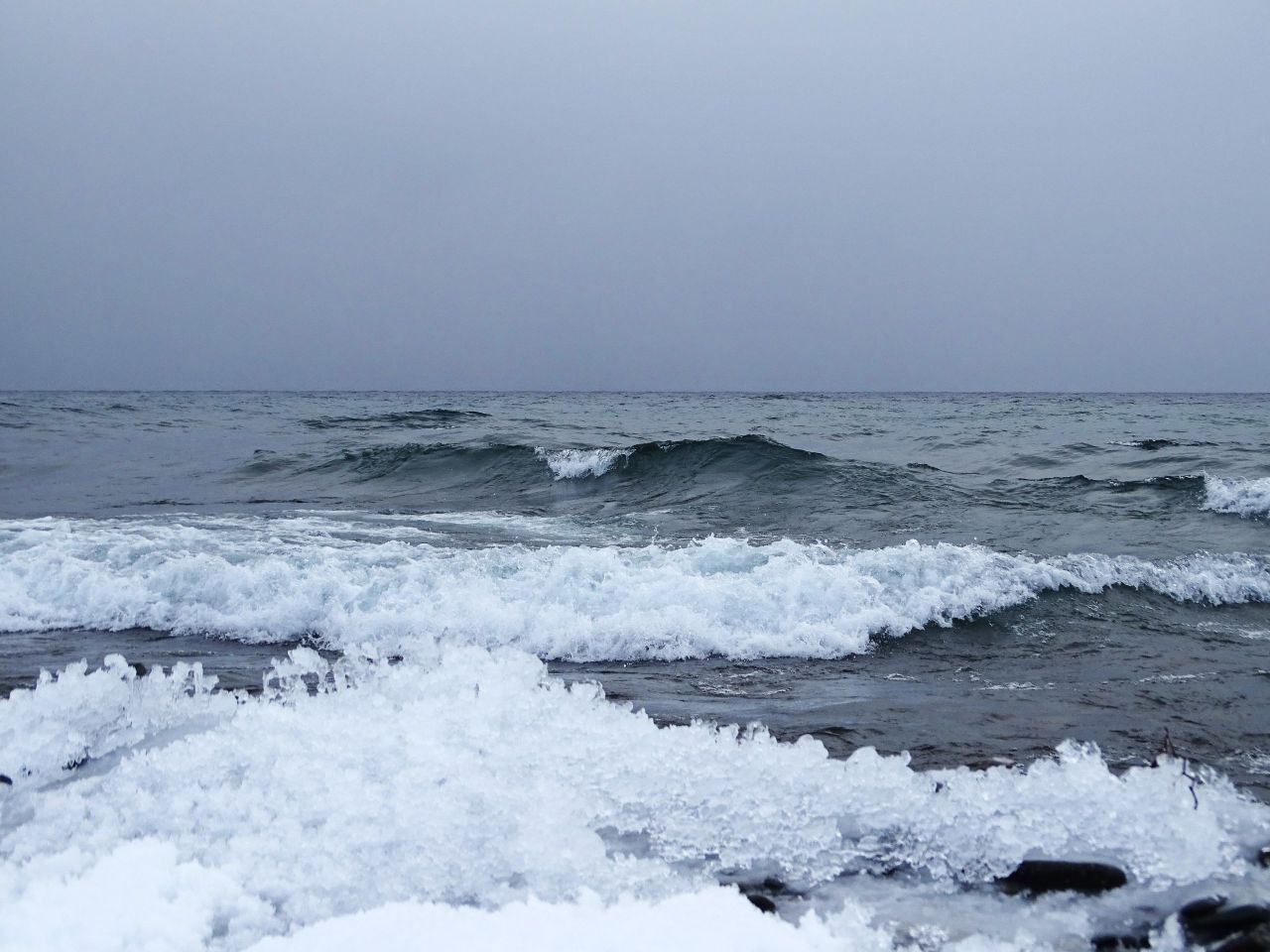 Байкал прекрасен в любое время года, а его берега только тронул лед