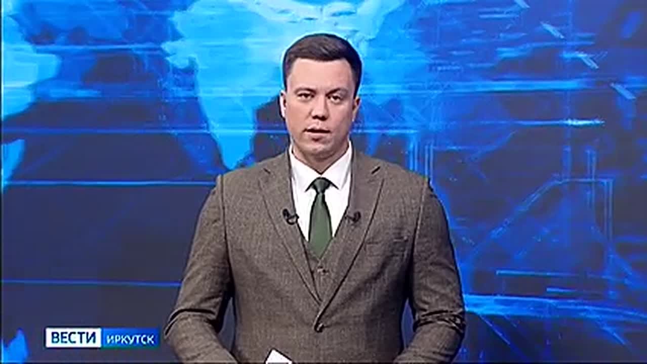 Из-за сильного ветра слегка искривилась главная городская елка в сквере Кирова