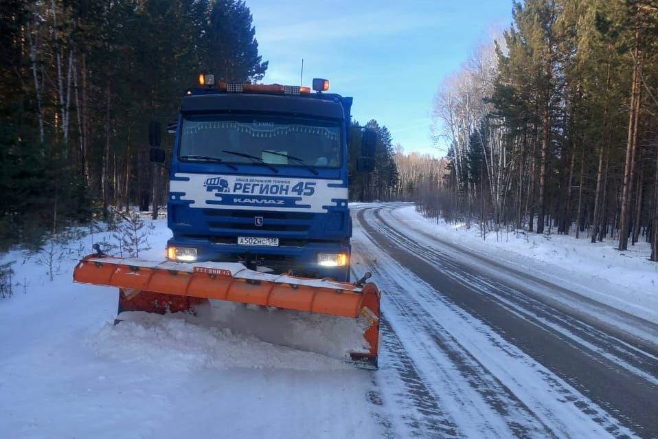 В южных районах Иркутской области дорожные службы ведут активную работу по расчистке и обработке трасс В южных районах Иркутской области дорожные службы ведут активную работу по расчистке и обработке трасс