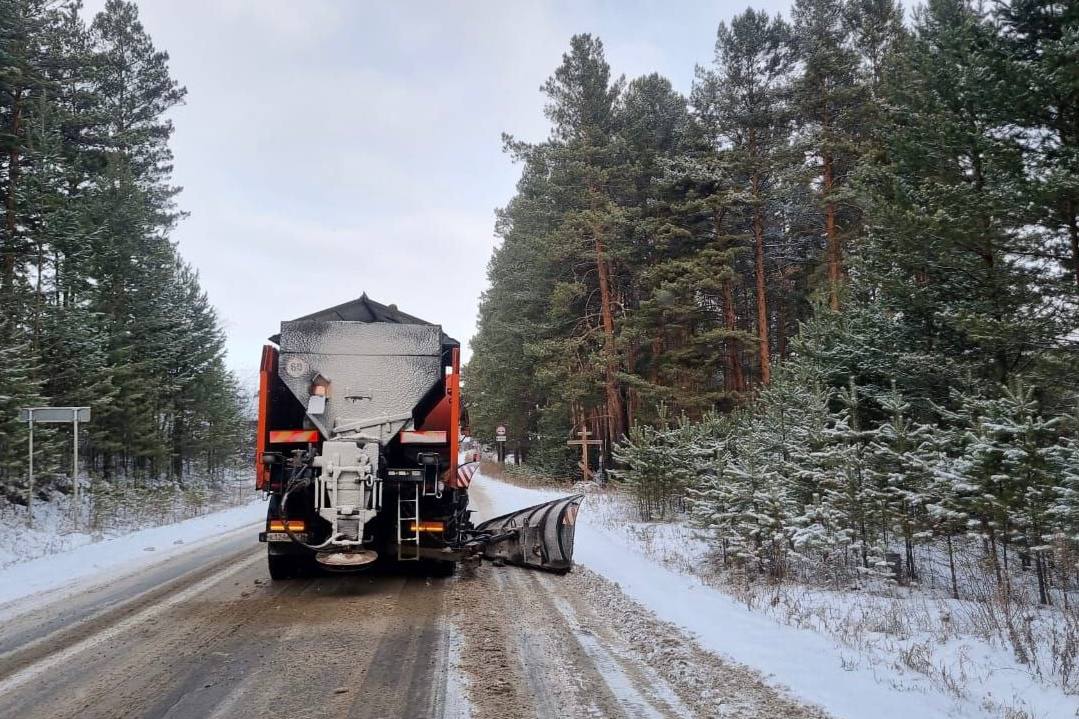 В южных районах Иркутской области дорожные службы ведут активную работу по расчистке и обработке трасс В южных районах Иркутской области дорожные службы ведут активную работу по расчистке и обработке трасс