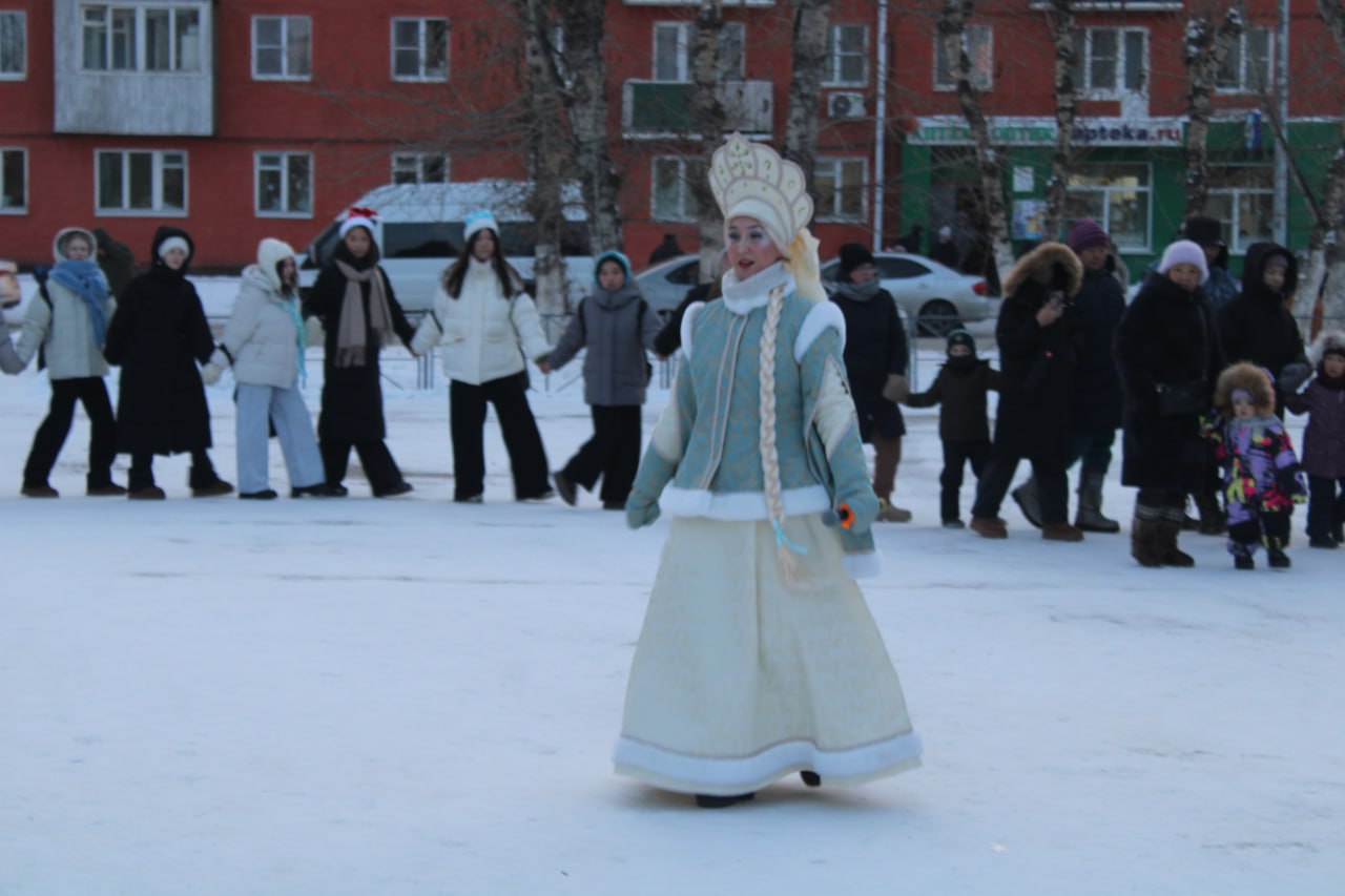 В Усть-Ордынском открыли главную ёлку на центральной площади В Усть-Ордынском открыли главную ёлку на центральной площади