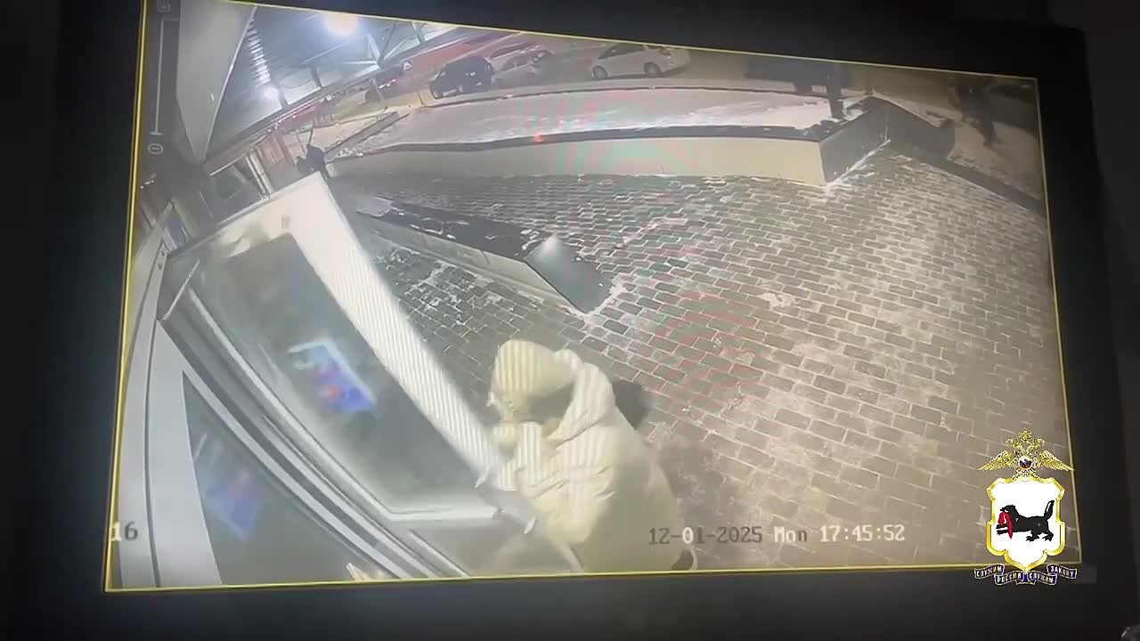 В Иркутске полицейские разыскивают женщину, возможно причастную к передаче денег мошенникам