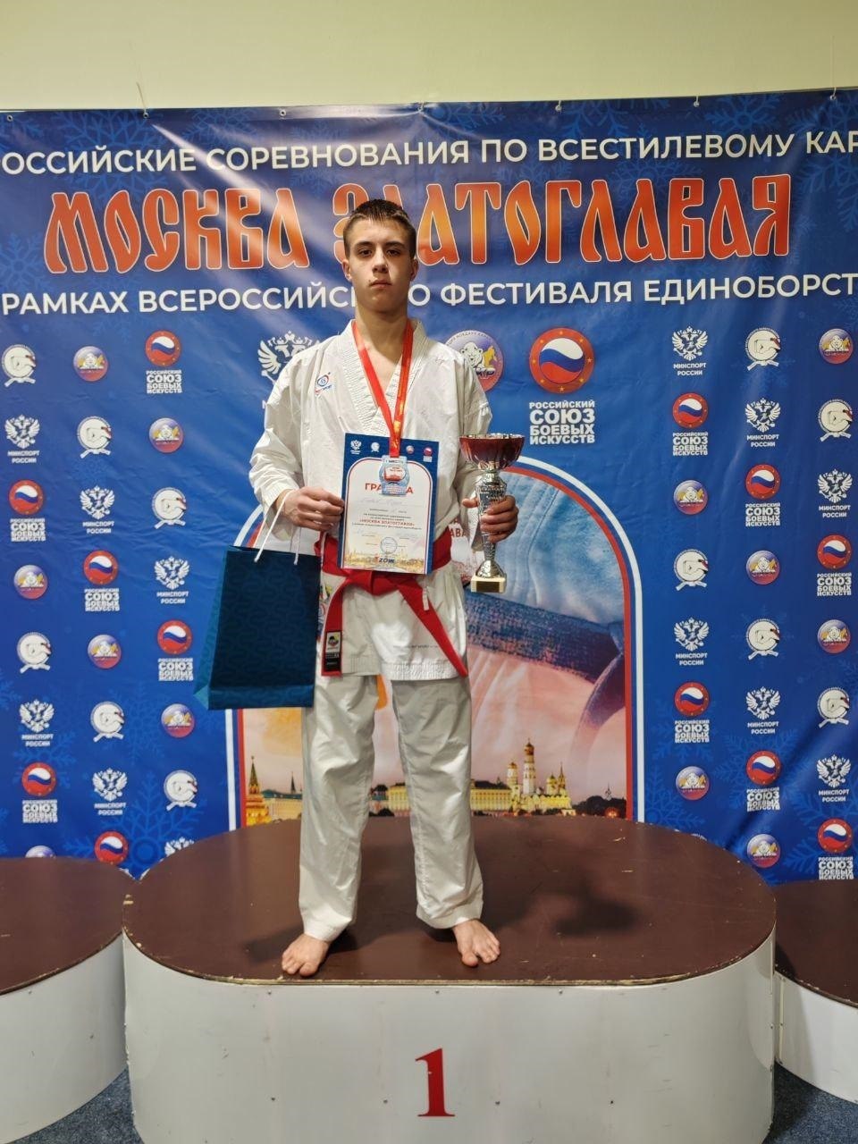 Спортсмены Прибайкалья выиграли три медали на всероссийских соревнованиях по всестилевому карате «Москва златоглавая», которые с 12 по 14 декабря проходили в Московском центре боевых искусств