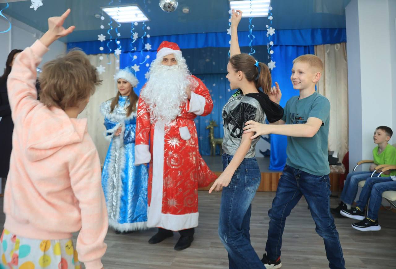 В Иркутске транспортные полицейские и общественники присоединились к Всероссийской акции #ПолицейскийДедМороз В Иркутске транспортные полицейские и общественники присоединились к Всероссийской акции #ПолицейскийДедМороз