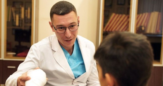 Ручная работа. Помните новость о том, что совсем недавно врачи Иркутской областной больницы приживили подростку отрубленный палец ребенку? Из Осинского района скорая помощь доставила в Иркутск 12-летнего мальчика, который...