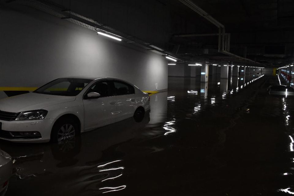 «Колеса утонули в воде»: в микрорайоне Радужный в Иркутске произошла коммунальная авария 19 декабря