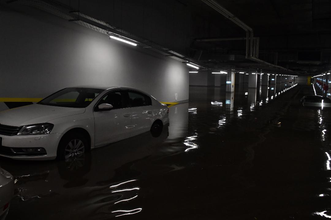 «Колеса утонули в воде»: в микрорайоне Радужный в Иркутске произошла коммунальная авария 19 декабря