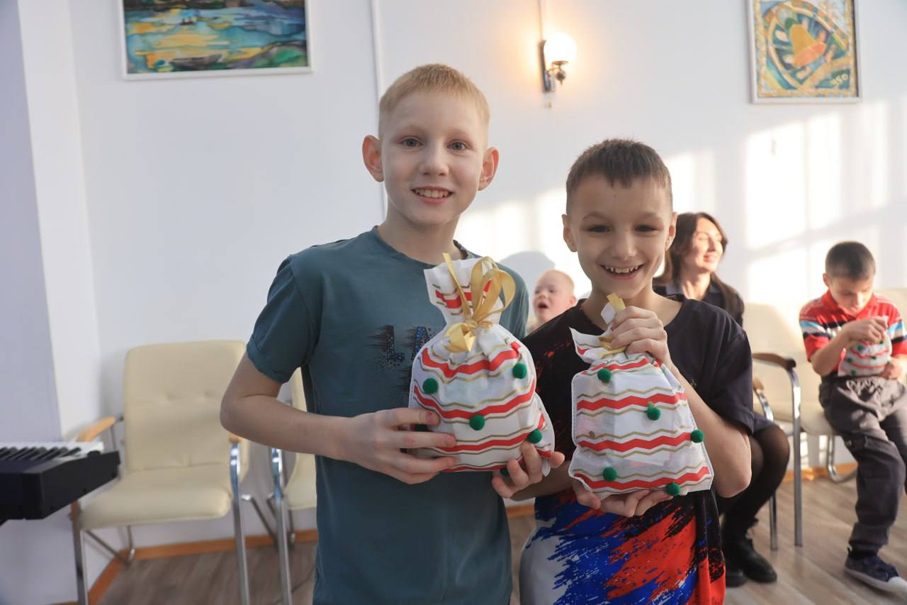 В Иркутске транспортные полицейские и общественники присоединились к Всероссийской акции #ПолицейскийДедМороз В Иркутске транспортные полицейские и общественники присоединились к Всероссийской акции #ПолицейскийДедМороз