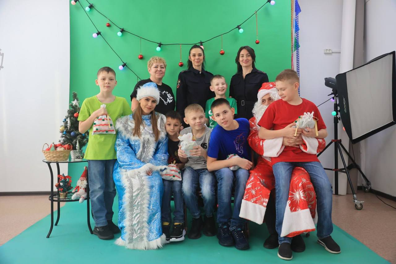 В Иркутске транспортные полицейские и общественники присоединились к Всероссийской акции #ПолицейскийДедМороз В Иркутске транспортные полицейские и общественники присоединились к Всероссийской акции #ПолицейскийДедМороз