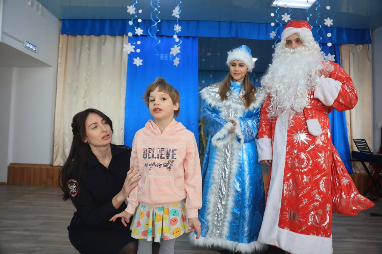 В Иркутске транспортные полицейские и общественники присоединились к Всероссийской акции #ПолицейскийДедМороз В Иркутске транспортные полицейские и общественники присоединились к Всероссийской акции #ПолицейскийДедМороз