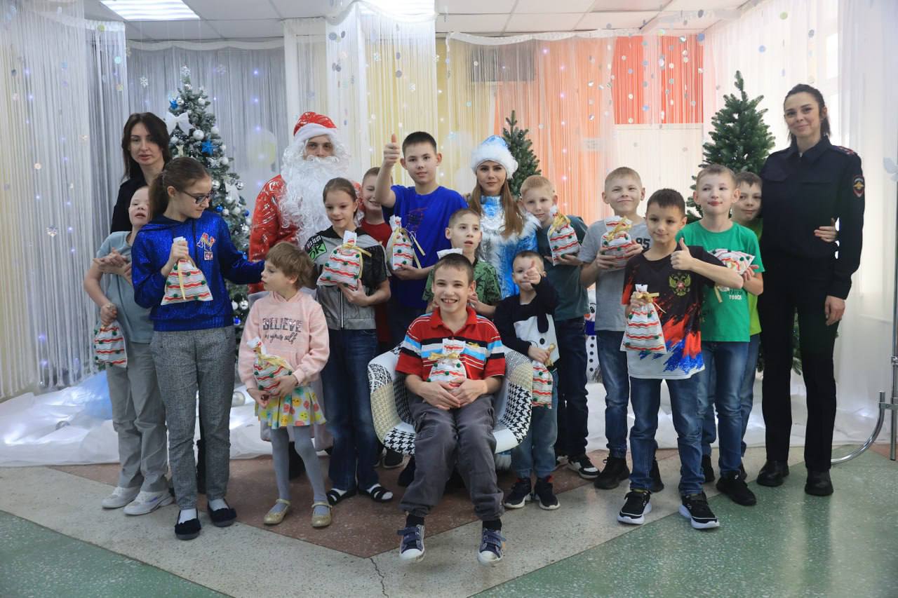 В Иркутске транспортные полицейские и общественники присоединились к Всероссийской акции #ПолицейскийДедМороз