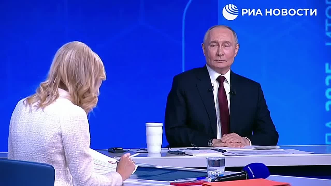 Владимир Владимирович не собирает материалы для мемуаров и никогда не записывал "видеокружки"