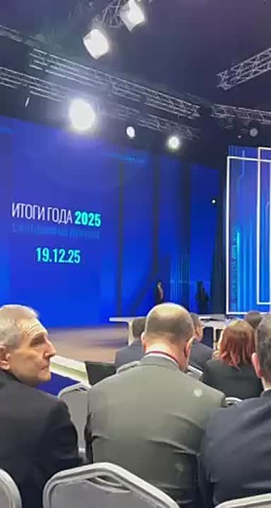 Корреспондентов попросили занять места