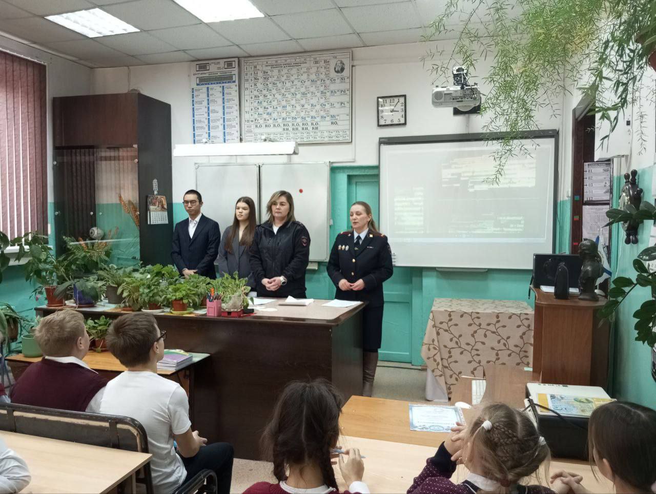 Сотрудники правового отделения Восточно-Сибирского ЛУ МВД России на транспорте и студенты Юридического института и клиницисты юридической клиники Иркутского государственного университета Цыренов Арсалан и Перякина Мария... Сотрудники правового отделения Восточно-Сибирского ЛУ МВД России на транспорте и студенты Юридического института и клиницисты юридической клиники Иркутского государственного университета Цыренов Арсалан и Перякина Мария...