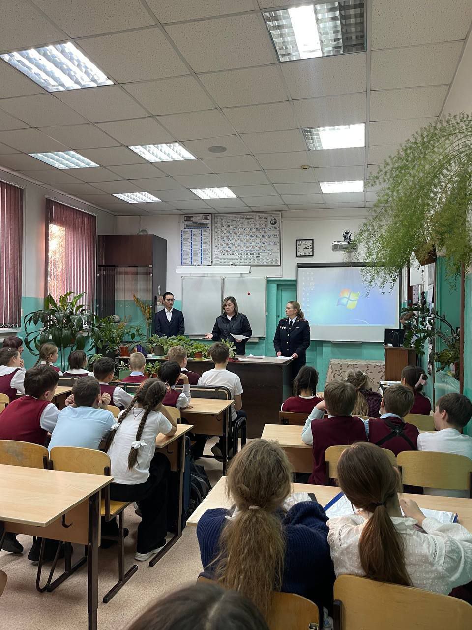 Сотрудники правового отделения Восточно-Сибирского ЛУ МВД России на транспорте и студенты Юридического института и клиницисты юридической клиники Иркутского государственного университета Цыренов Арсалан и Перякина Мария...