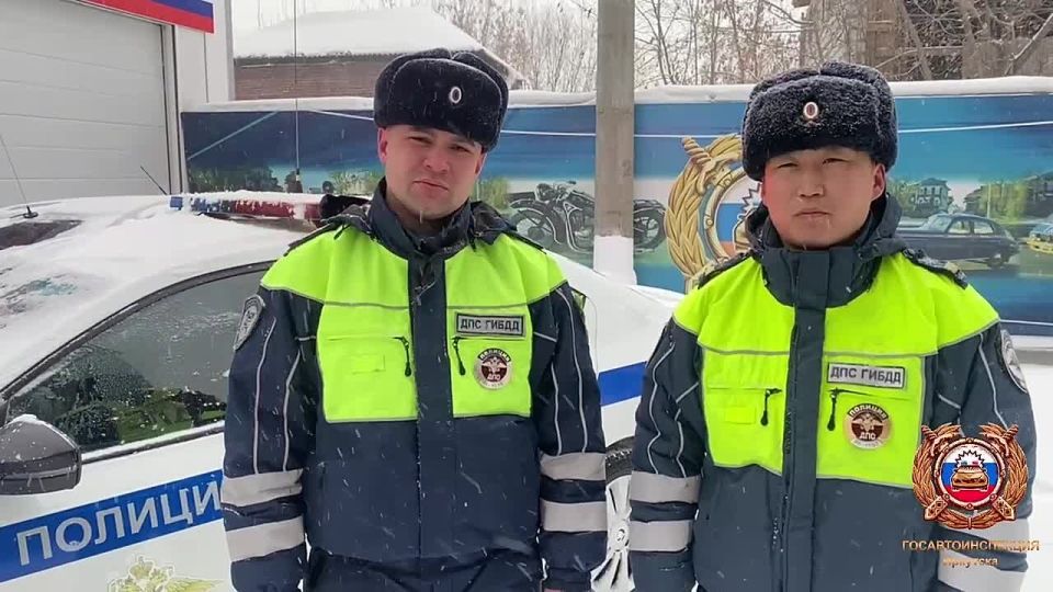 В Иркутской области инспекторы ДПС оказали помощь автомобилисту, съехавшему с дороги в условиях непогоды