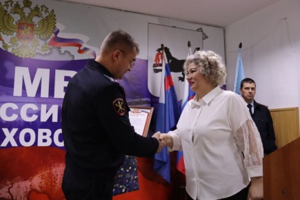 В Черемхово полицейские поблагодарили сотрудницу почты за спасение сбережений пенсионера от мошенников